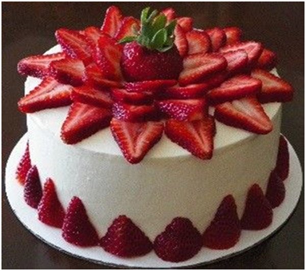 Tips for decorating the cake with fresh strawberries - CakenGifts.in